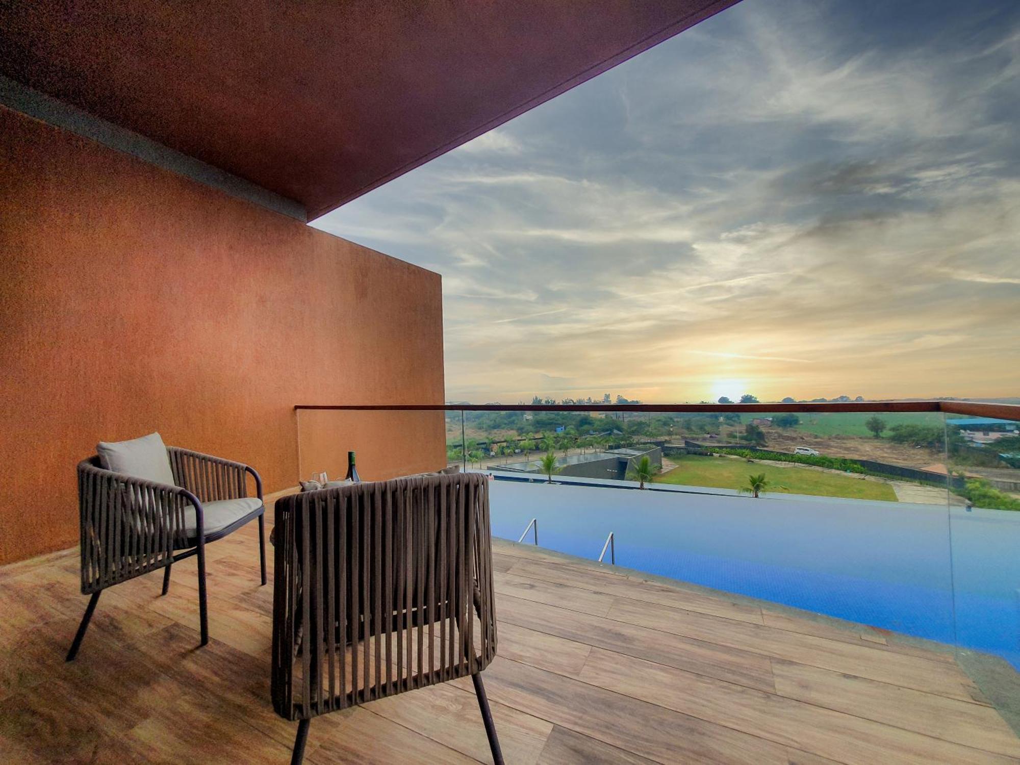 Aria Resort & Spa Nashik Exterior foto