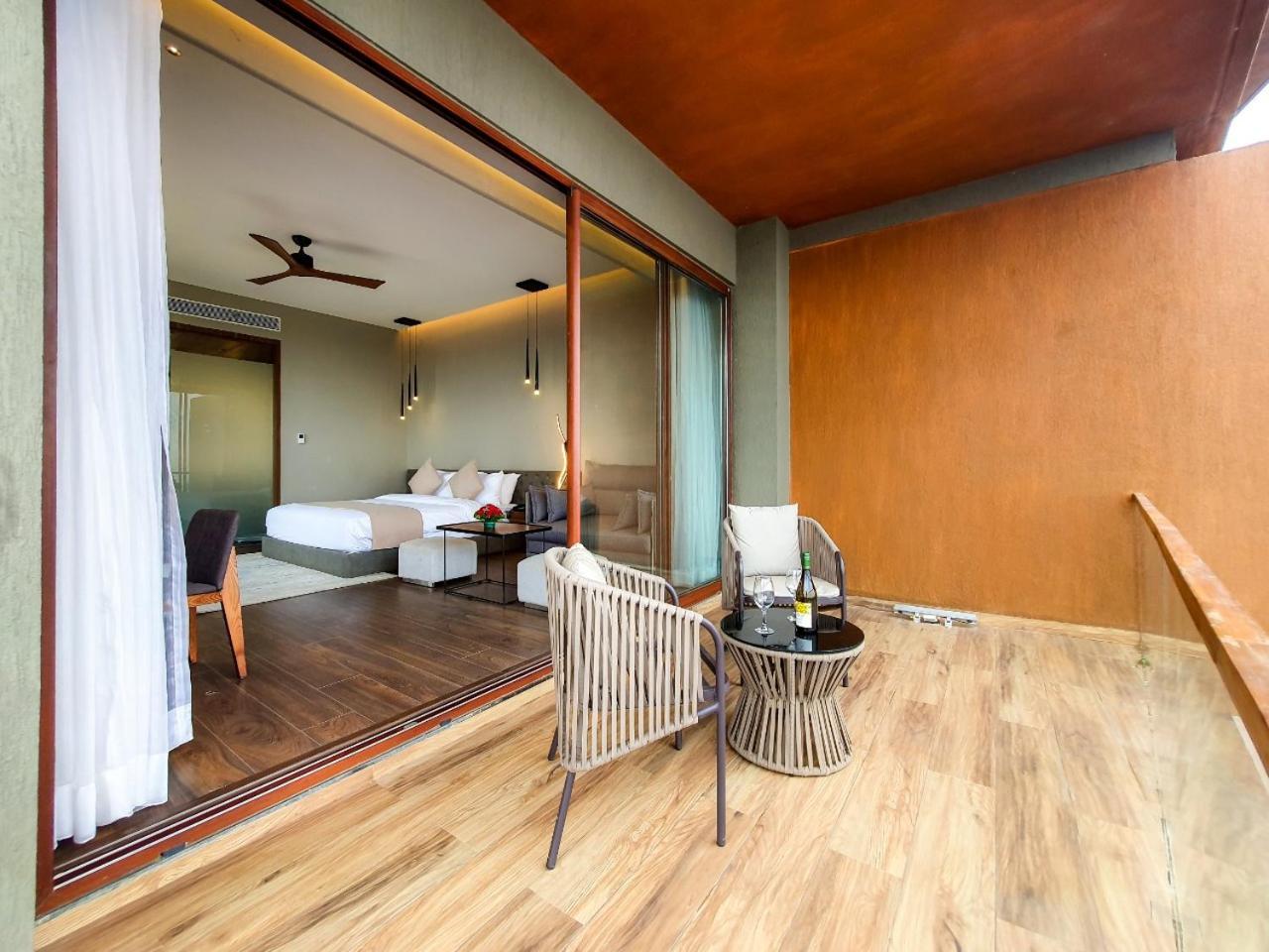 Aria Resort & Spa Nashik Exterior foto